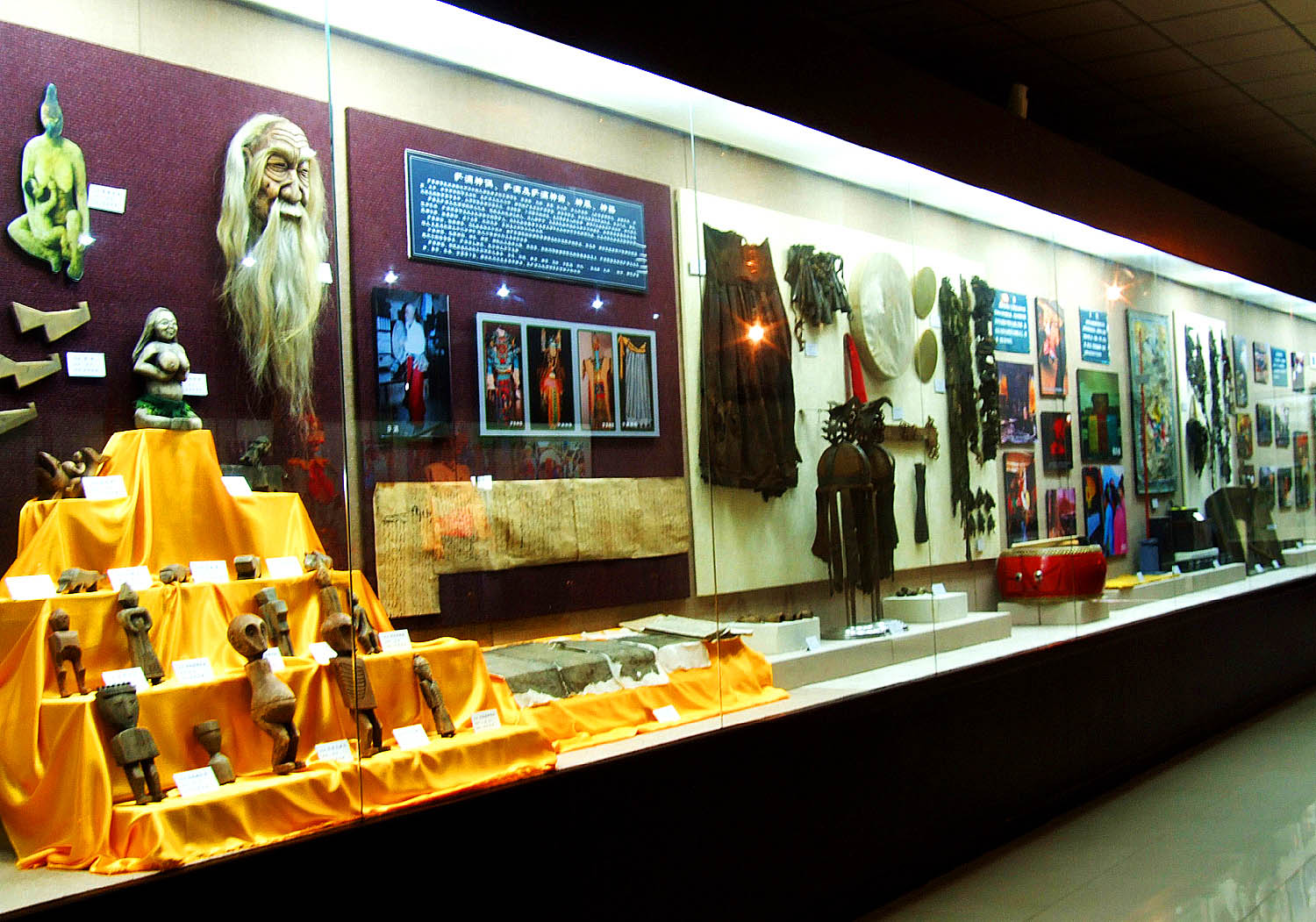 Музей был построен в июне 1987 года, тогда он был назван «Музеем местных обычаев», ныне здесь хранится 630 видов коллекций, число экспонатов насчитывает около 5 тысяч единиц. 