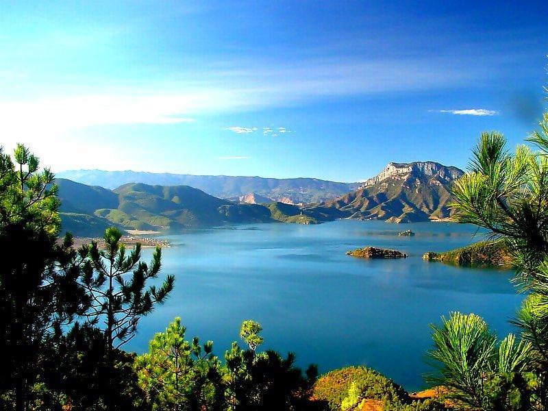 Небесное озеро (Тяньчи) в горах Чанбайшань