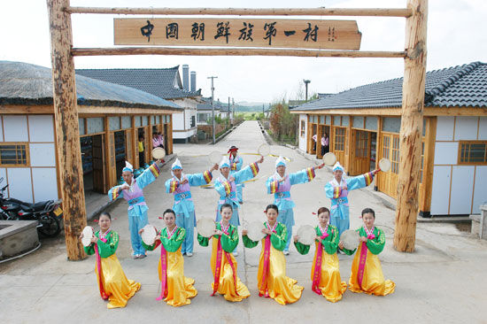 Корейская фольклорная деревня Красное знамя в уезде Аньту Яньбянь-Корейского автономного округа  