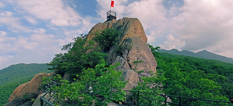 Туристический памятник в горах Чжуцюешань