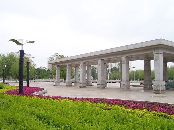 На юге – улица Героя, за спиной площади – улица Гунъюаньбэйцзе, на восточной стороне стоит мемориальный памятник павшим героям, на западной стороне – горком КПК города Сыпина.