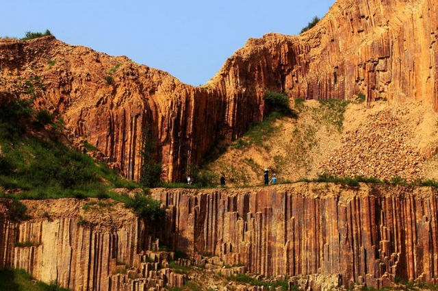 Национальный геологический парк Шаньмэнь в г. Сыпин находится на продолжении гор Чанбайшань, на юго-западной стороне поселка Шаньмэнь района Тедун города Сыпин.