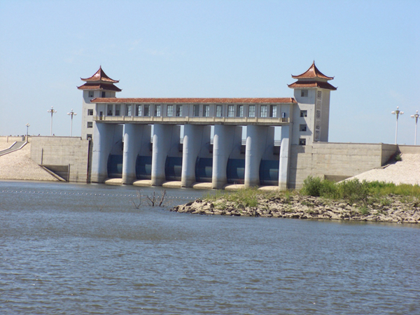 Озеро Эрлунху – достопримечательность категории AA государственного уровня. Расположен на восточной стороне города Сыпина, в бассейне реки Дунляохэ. 