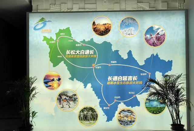«Цинь приходит в Цзилинь»: кампания культурного туризма провинции Цзилинь в Сиане привлекла внимание туристов, заставляя их, залюбовавшись, замедлить шаг