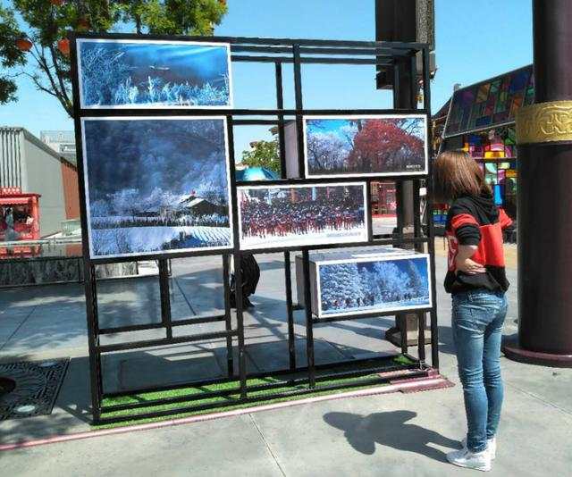 «Цинь приходит в Цзилинь»: кампания культурного туризма провинции Цзилинь в Сиане привлекла внимание туристов, заставляя их, залюбовавшись, замедлить шаг