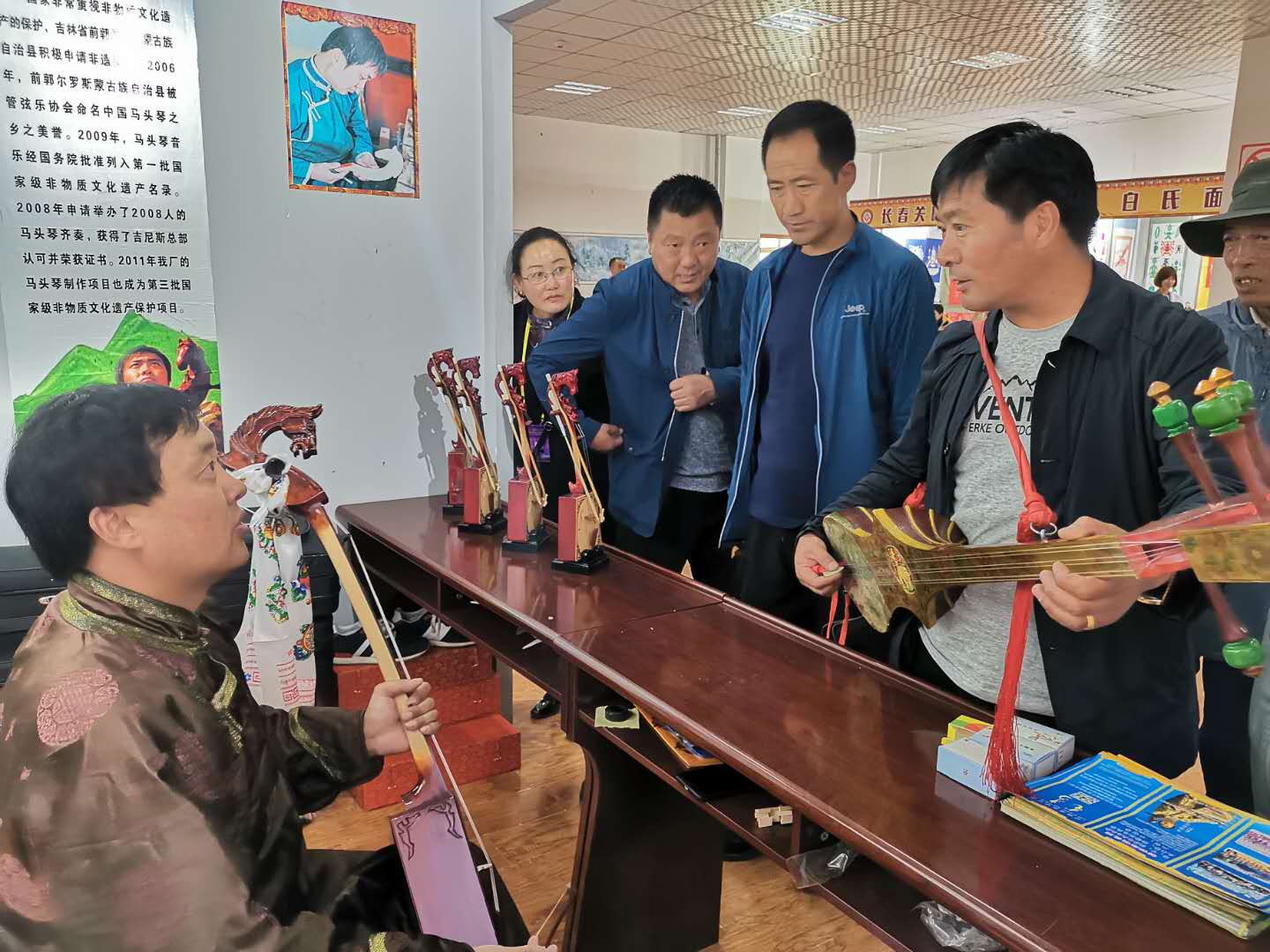 Небольшие виды рукоделия и ремесел, великие литературные сочинения и духовное наследие провинции Цзилинь, передающиеся через поколения, были представлены на 17-м культурно-туристическом фестивале Джомолунгма в тибетском городе Шигацзе