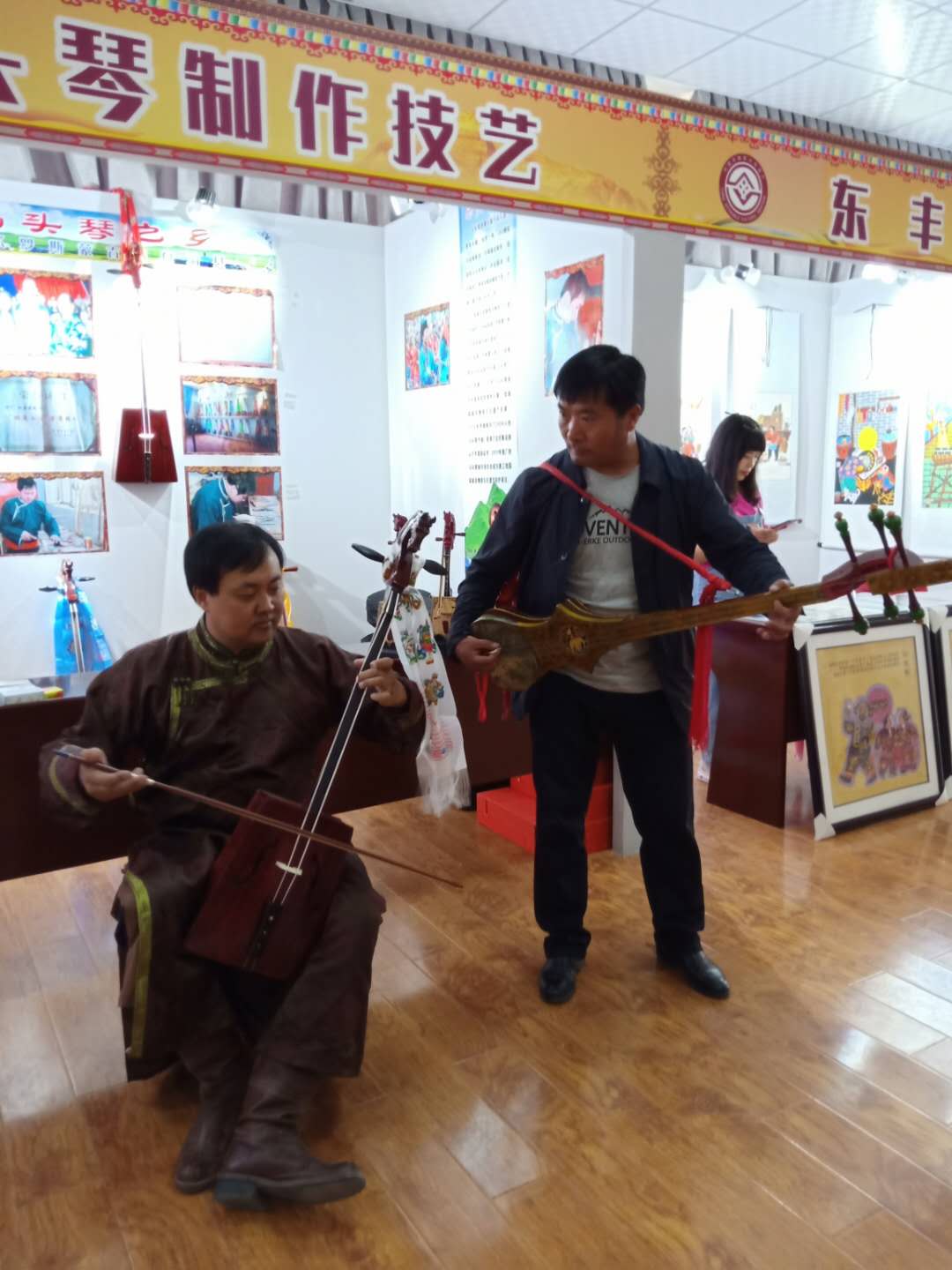 Небольшие виды рукоделия и ремесел, великие литературные сочинения и духовное наследие провинции Цзилинь, передающиеся через поколения, были представлены на 17-м культурно-туристическом фестивале Джомолунгма в тибетском городе Шигацзе