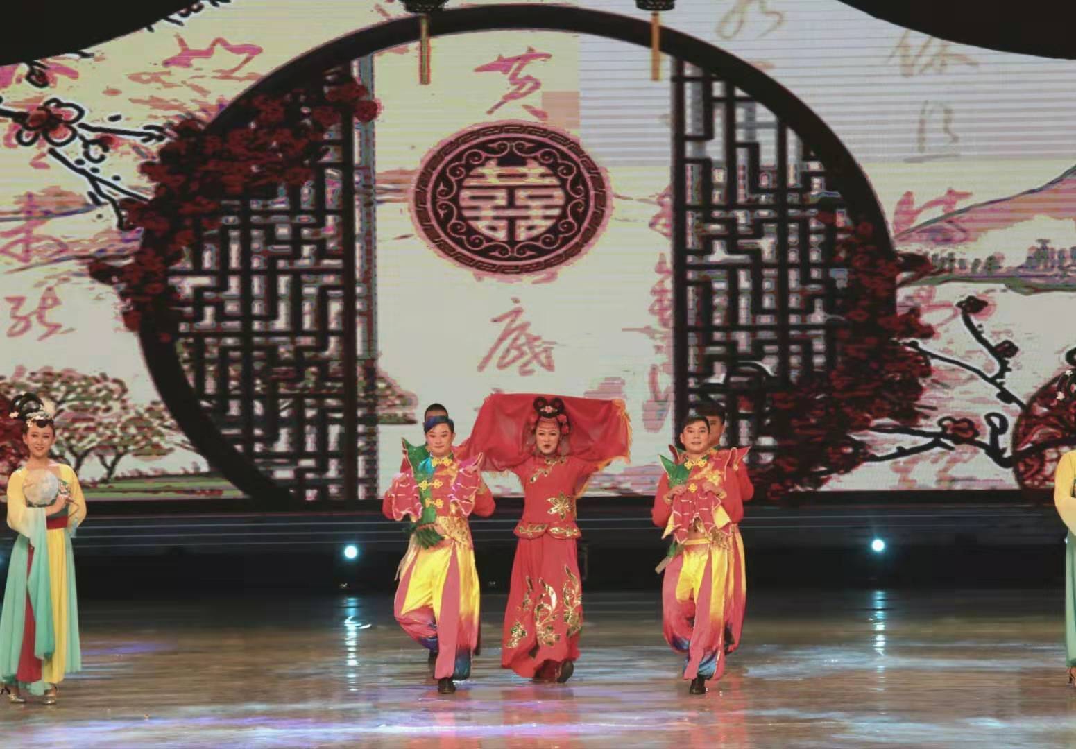 Феерическое выступление артистических дуэтов в фольклорном жанре в специальном показе на 17-м культурно-туристическом на фестивале Джомолунгма в тибетском городе Шигацзе