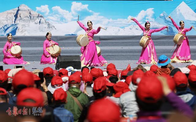Торжественная церемония открытия 17-го культурно-туристического фестиваля Джомолунгма в тибетском городе Шигацзе