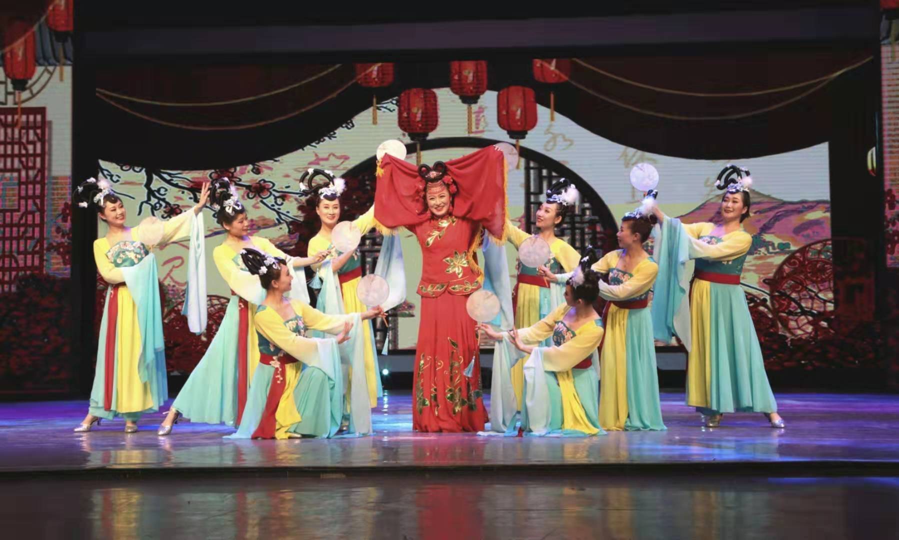 Феерическое выступление артистических дуэтов в фольклорном жанре в специальном показе на 17-м культурно-туристическом на фестивале Джомолунгма в тибетском городе Шигацзе