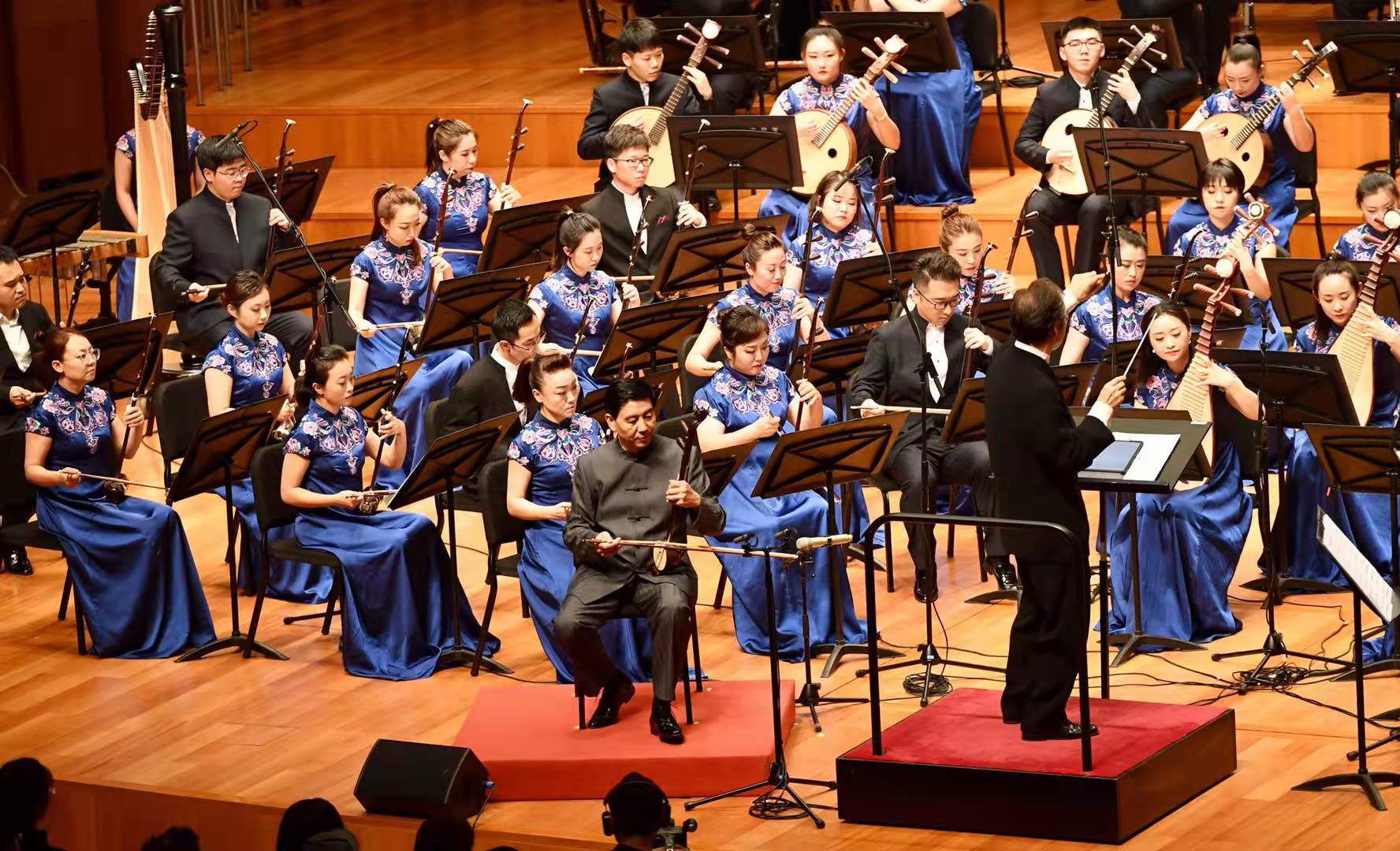 Цзилиньская национальная оркестровая музыка «Зарделся гаолянь» звучит в Национальном центре исполнительных искусств