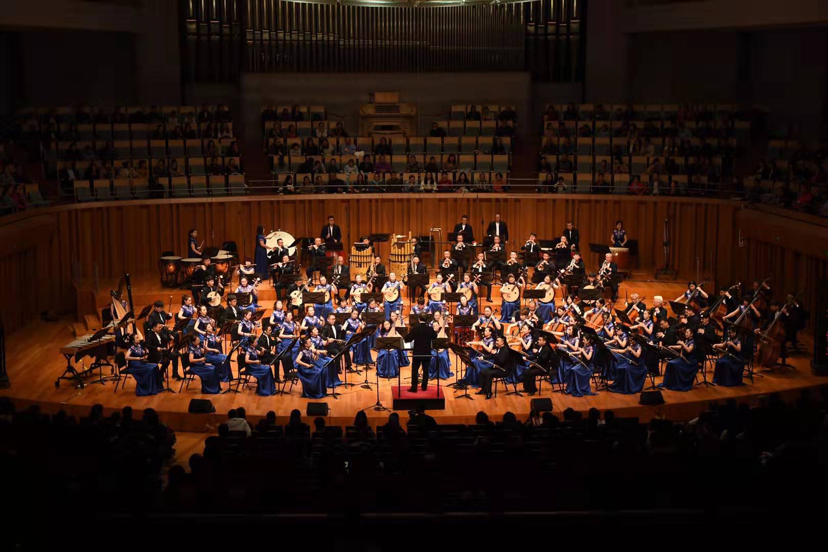 Цзилиньская национальная оркестровая музыка «Зарделся гаолянь» звучит в Национальном центре исполнительных искусств