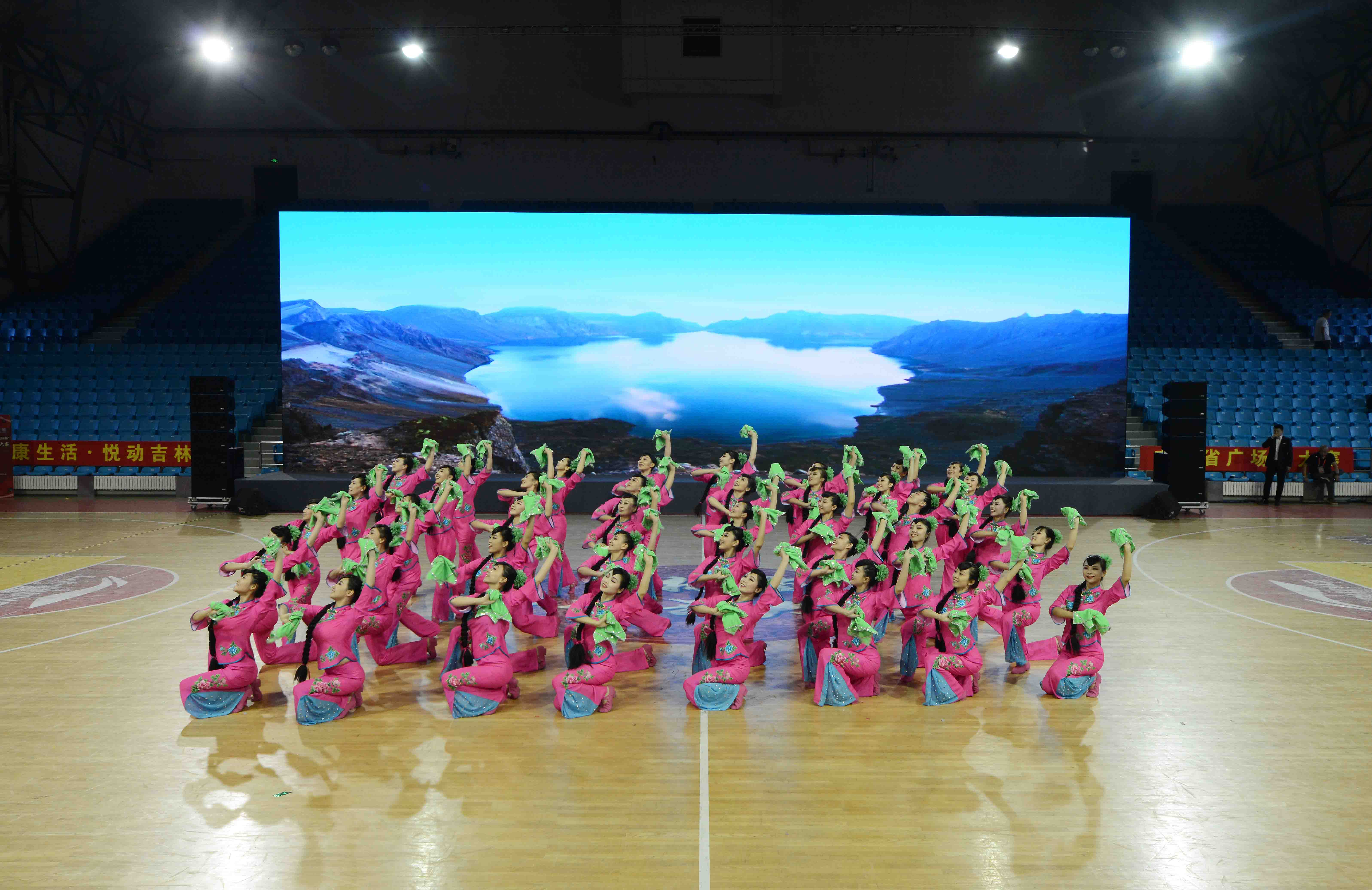 Танец «Гауньдунская страсть» Дома Культуры Цзилинь вошёл в ТОП-10 «Танцев на площади Китая»