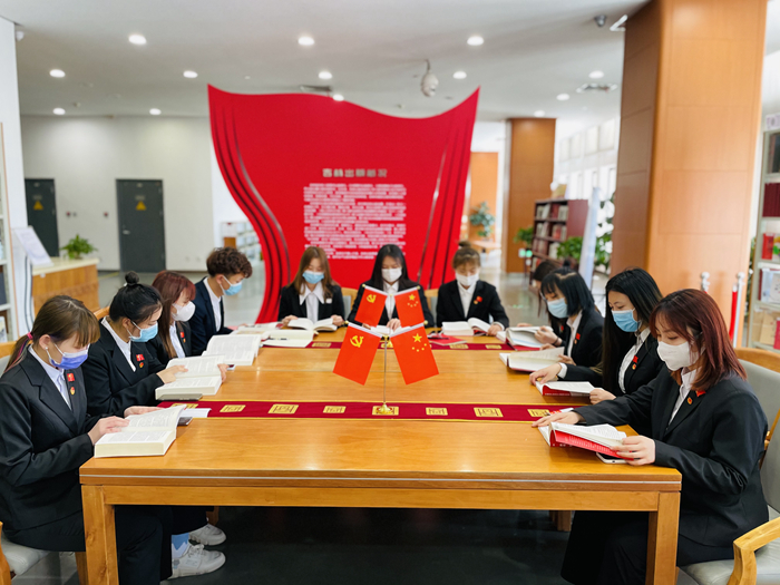 Распространение «красной» культуры и наследование «красных» генов: в Библиотеке провинции Цзилинь проходят «Недели чтения истории КПК»